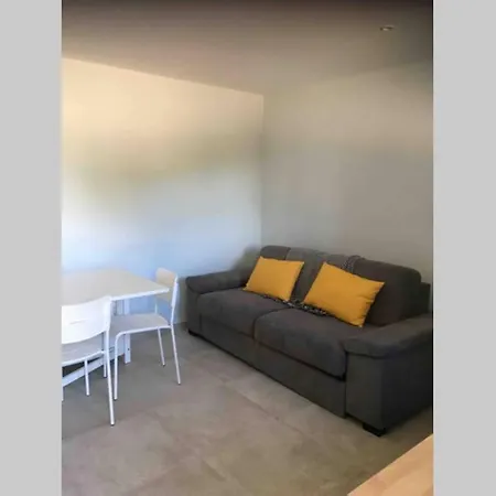 A Dans Un Domaine Prive Au Rez-de-jardin Apartment