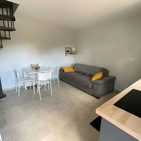 A Dans Un Domaine Prive Au Rez-de-jardin Apartment