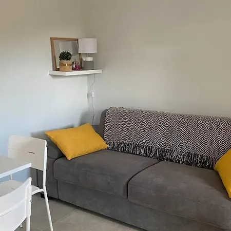 A Dans Un Domaine Prive Au Rez-de-jardin Apartment *
