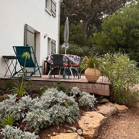 Apartment A Dans Un Domaine Prive Au Rez-de-jardin