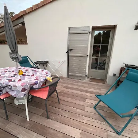 A Dans Un Domaine Prive Au Rez-de-jardin Apartment