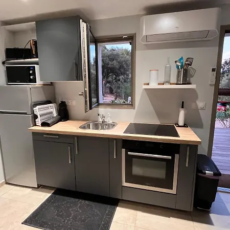 A Dans Un Domaine Prive Au Rez-de-jardin Apartment