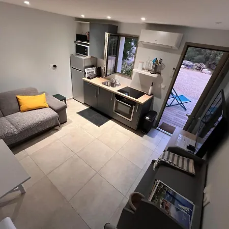 Apartment A Dans Un Domaine Prive Au Rez-de-jardin *