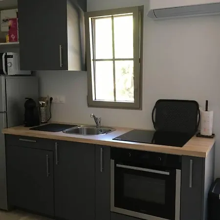 Appartement à Dans Un Domaine Privé Au Rez-de-jardin *