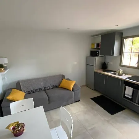 à Dans Un Domaine Privé Au Rez-de-jardin
