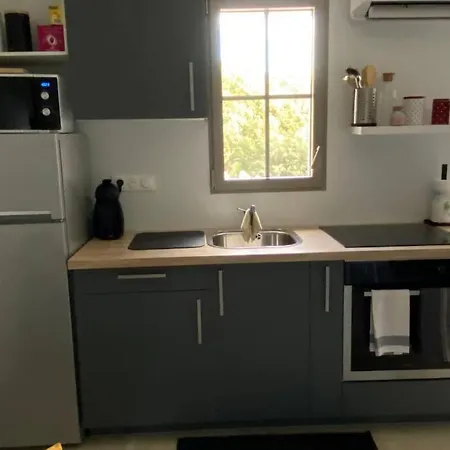 Appartement à Dans Un Domaine Privé Au Rez-de-jardin *
