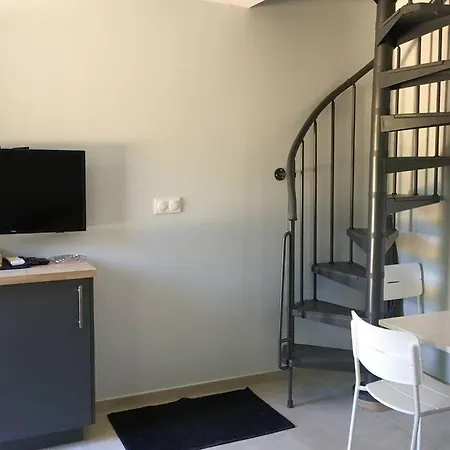 Apartamento à Dans Un Domaine Privé Au Rez-de-jardin *