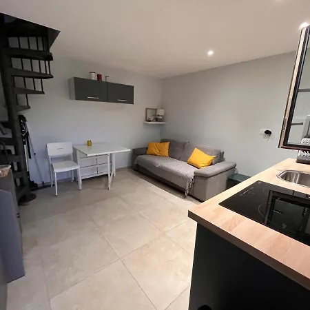 à Dans Un Domaine Privé Au Rez-de-jardin Apartamento