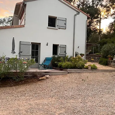 Appartement à Dans Un Domaine Privé Au Rez-de-jardin *